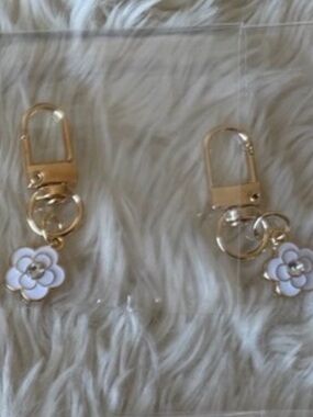 2” White Flower Charm keychain